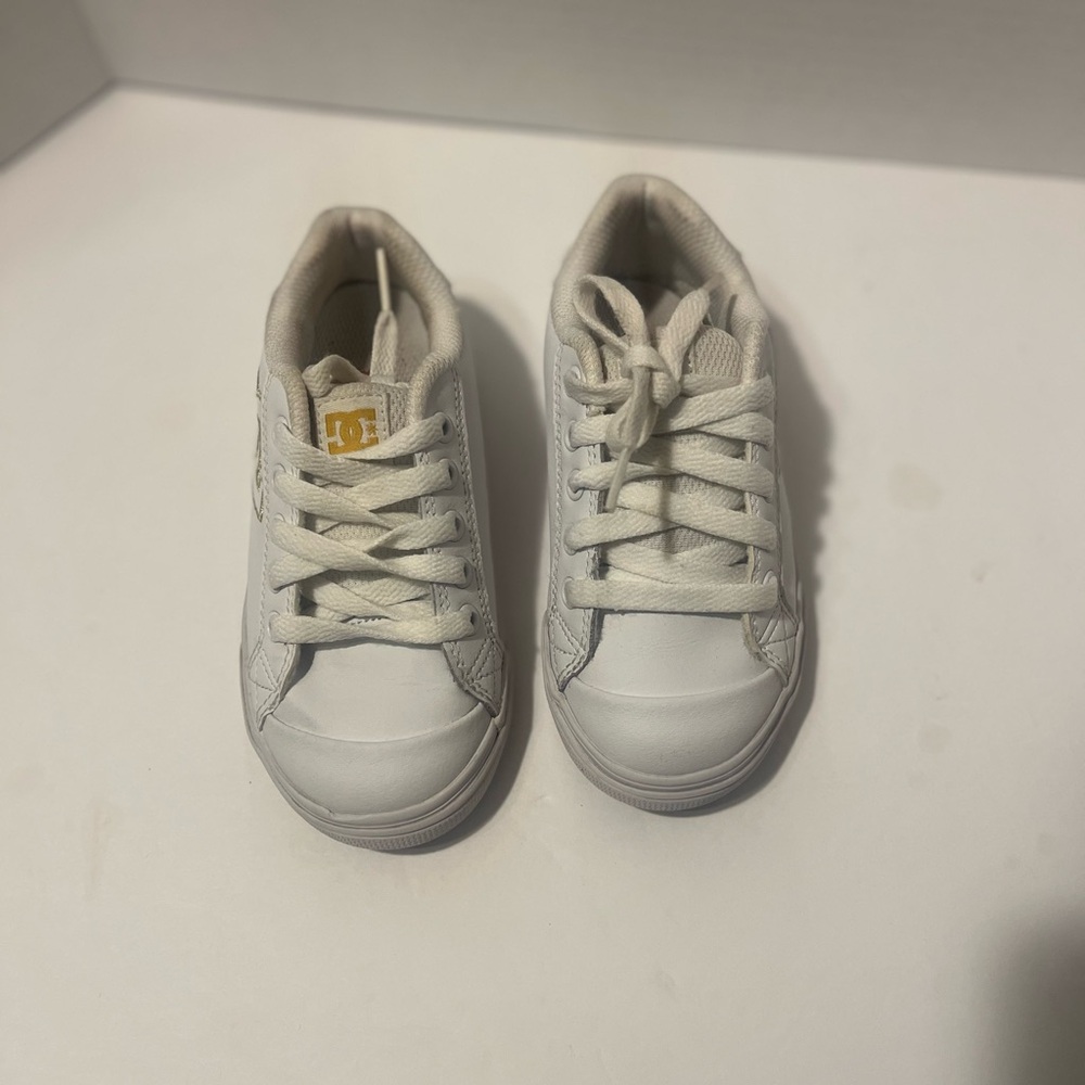 DC White Sneakers Minimalist Low-Top Design